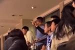 🎥青岛主场球迷高喊&ldquo;换赵睿&rdquo; 后者转身竖大拇指回应球迷热情